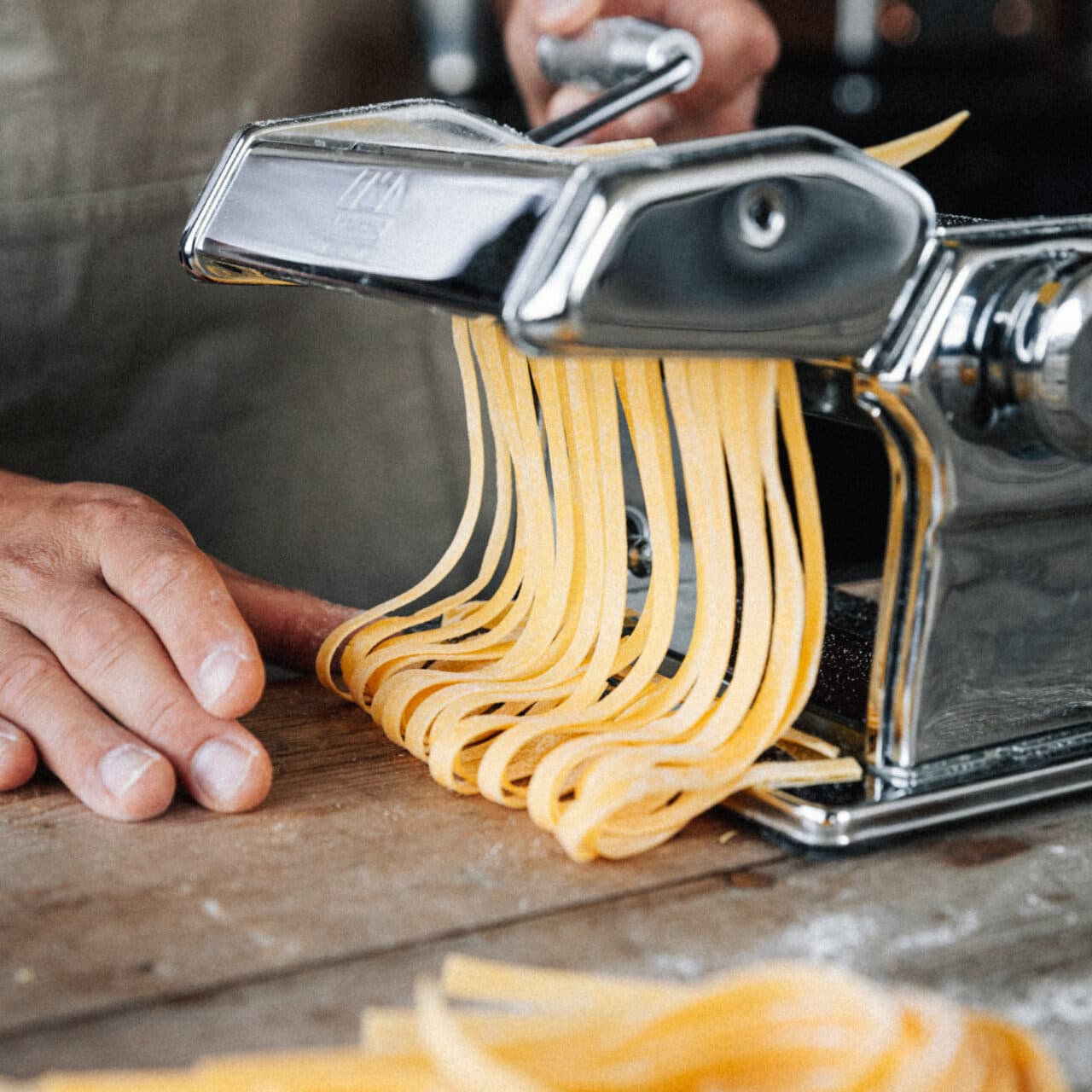 Cutting pasta with machine