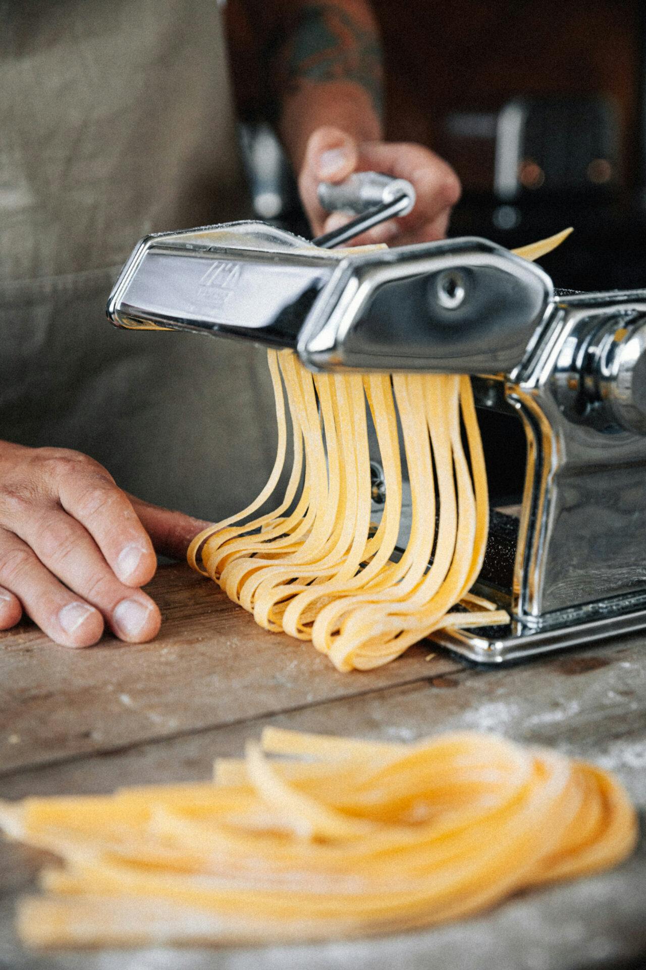 Cutting pasta with machine